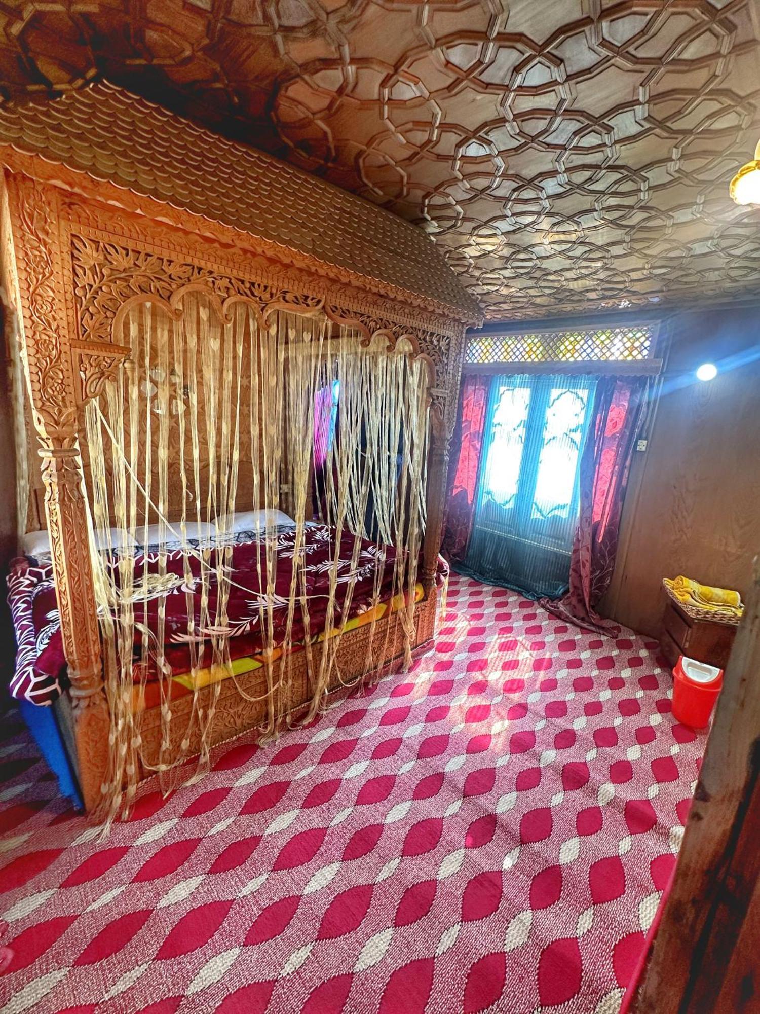 Pasadona Floating Houseboat Hotel Srinagar  Exterior photo